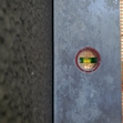Primo piano di una livella a bolla su una parete.