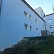 Modernes Gebäude mit heller Fassade am Hang.