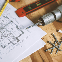 Bauplan mit Werkzeugen und Befestigungsmaterial.