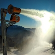 Cannone sparaneve Nivis Storm che produce neve su una pista da sci.
