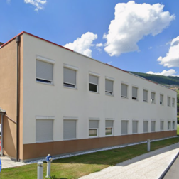 Krankenhausgebäude mit weißer und roter Fassade.