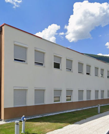 Edificio ospedaliero con facciata bianca e rossa.